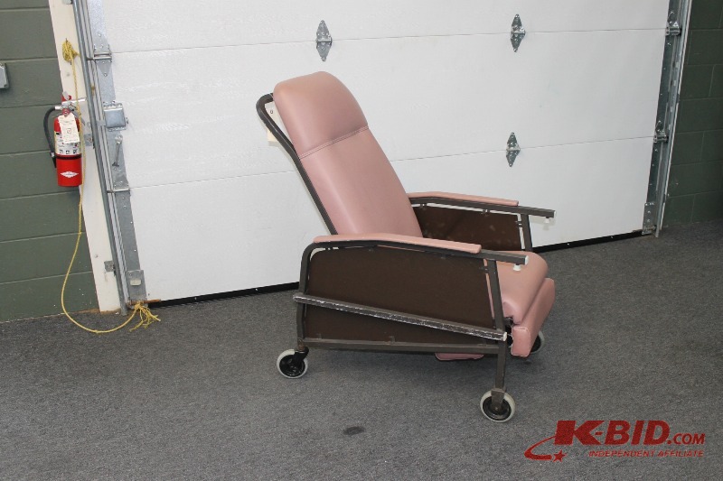 lot 19 image: 3-Position Recliner