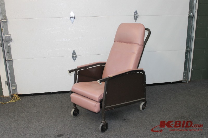 lot 25 image: 3-Position Recliner
