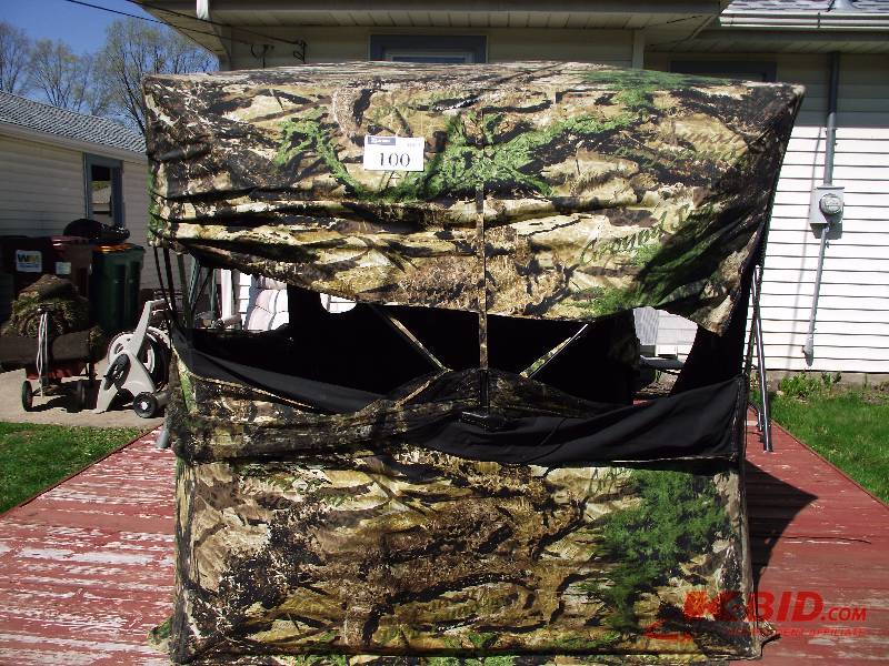 lot 100 image: Ground Blind it has shoulder straps on carrying case and easy set up and tear down. All supports are integral and can be set up and torn down by one person.