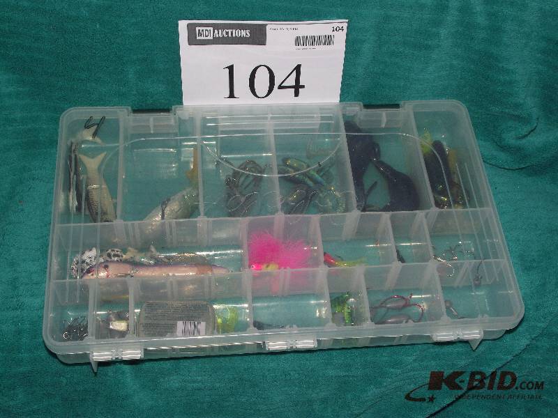 lot 104 image: Plastic tray with assorted tackle