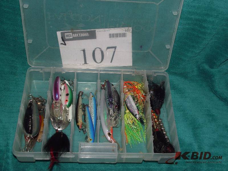 lot 107 image: Plastic tray with 20 assorted lures