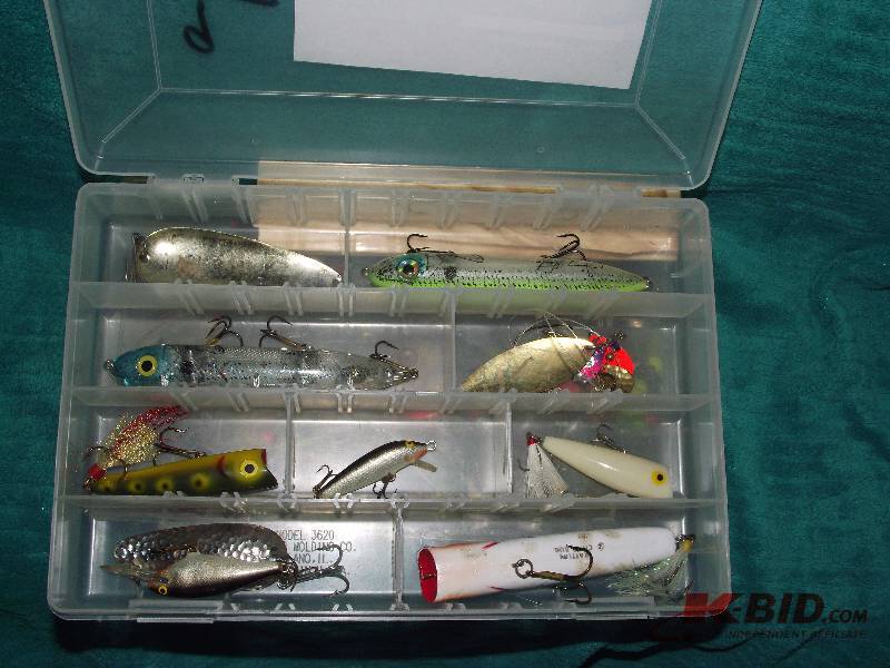 lot 109 image: Plastic tray with 10 assorted lures
