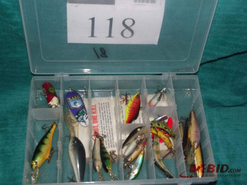 lot 118 image: Plastic tray with 22 assorted lures