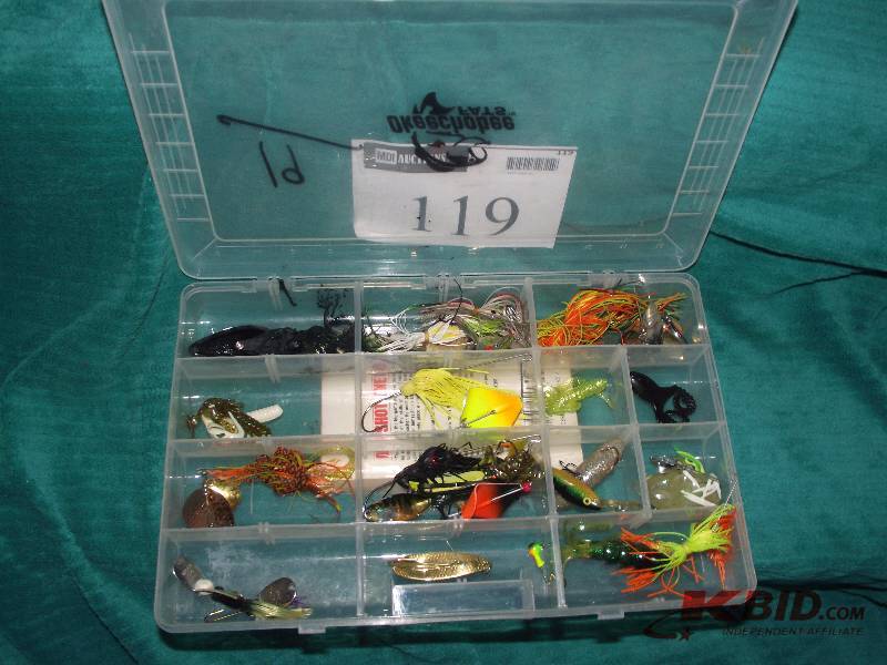 lot 119 image: Plastic tray with 18 assorted lures
