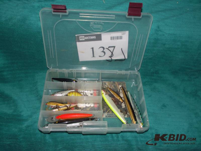 lot 137 image: Plastic tray with 15 assorted Rapalas