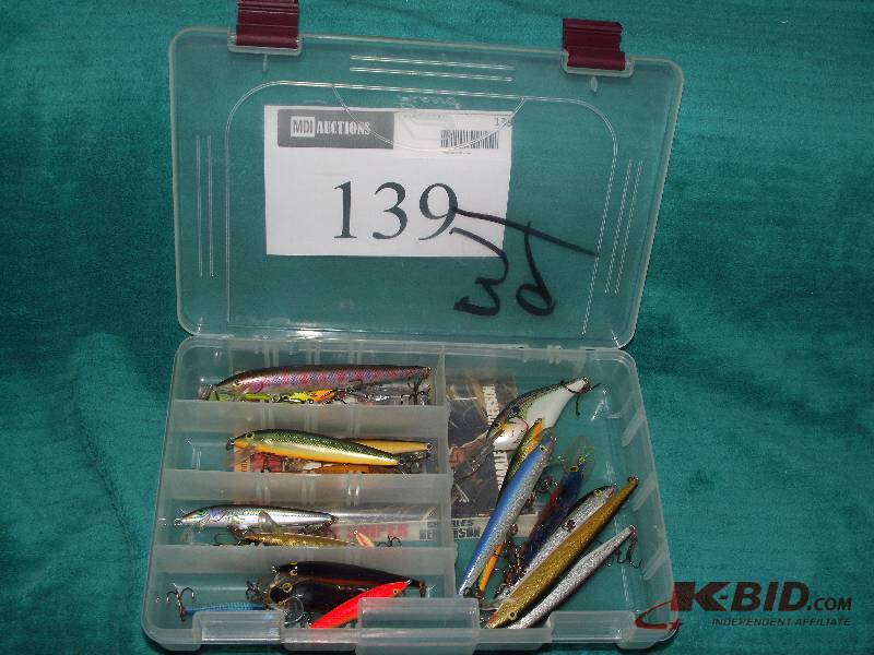 lot 139 image: Plastic tray with 20 assorted Rapalas
