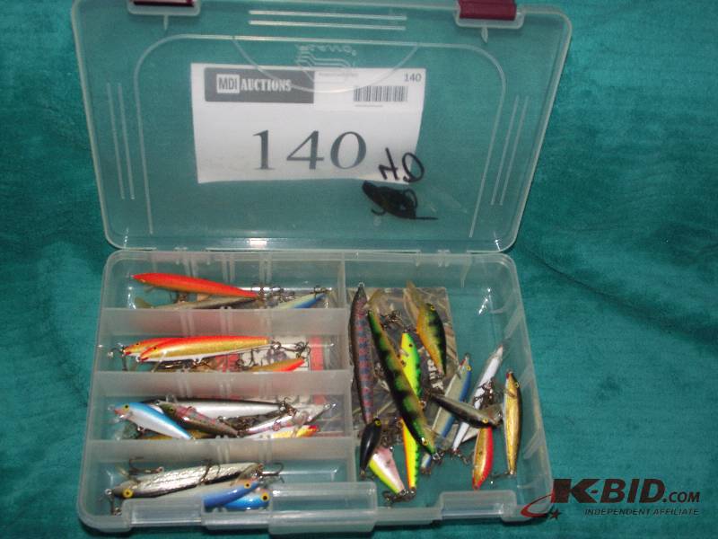 lot 140 image: Plastic tray with 25 assorted Rapalas