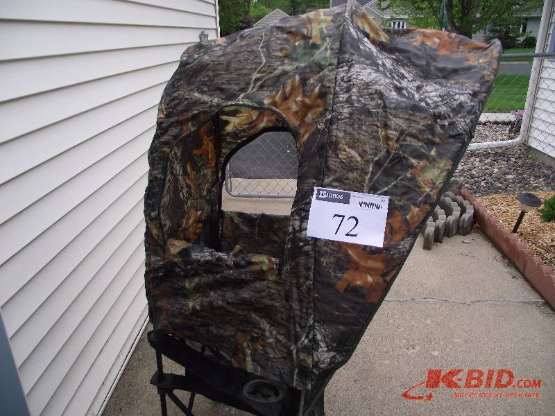 lot 72 image: Portable camo hunting chair blind