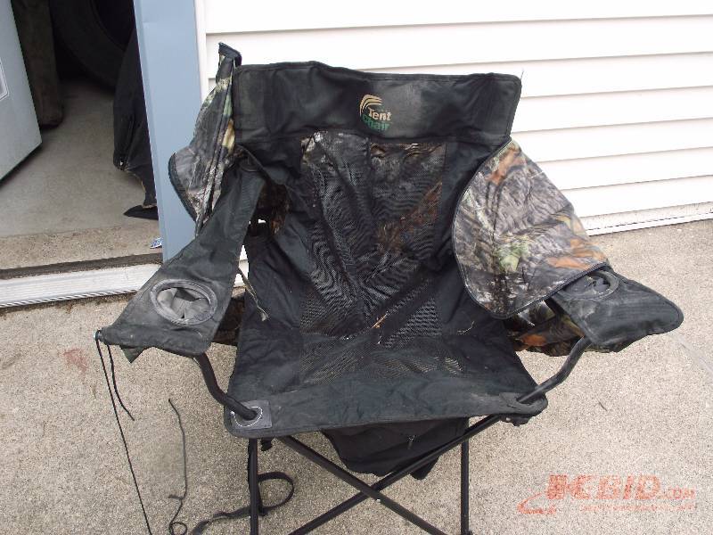 lot 73 image: Portable camo hunting chair blind
