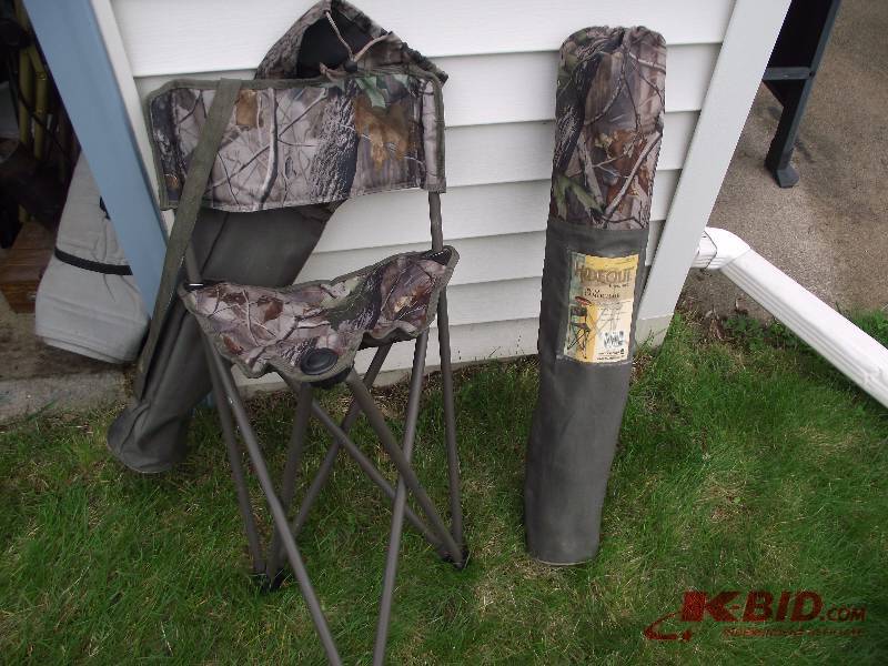 lot 82 image: 2 hideout tripod folding camo chairs with cases and carrying straps