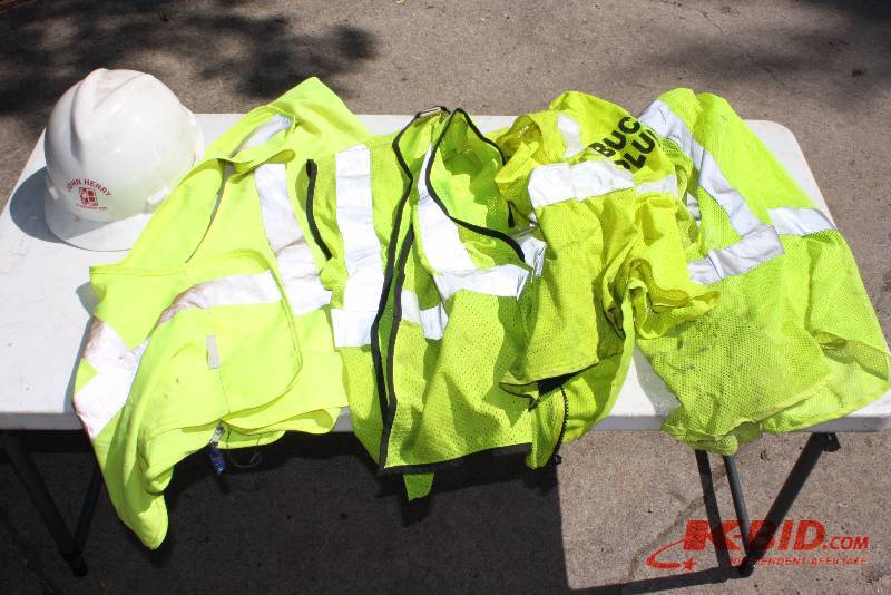 lot 18 image: Lot of (5) Safety Items Including Safety Helmet Safety Neon Vests, M, XL (4).
