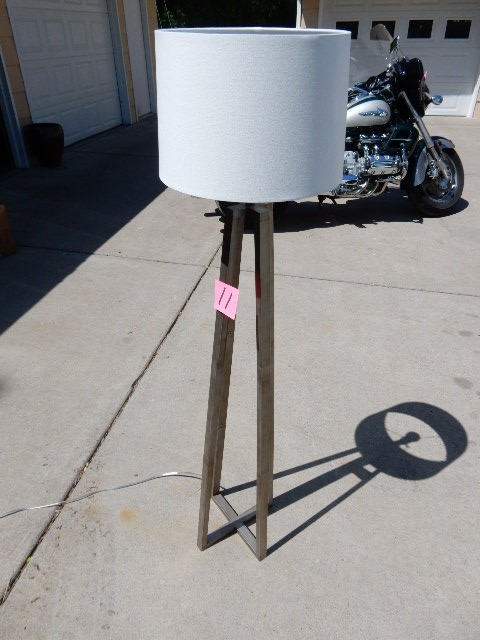 2 Floor lamps as pictured