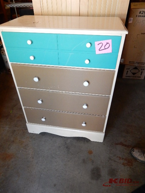 Nice solid wood old dresser.. 4 drawers.