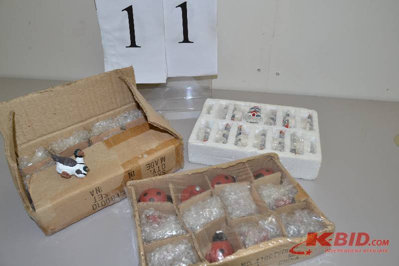 lot 11 image: Dresser knob sets