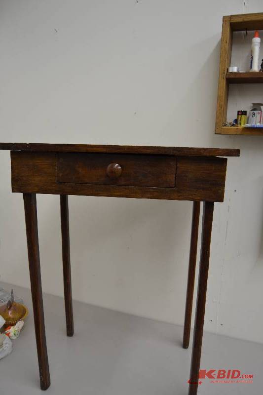 lot 2 image: Table