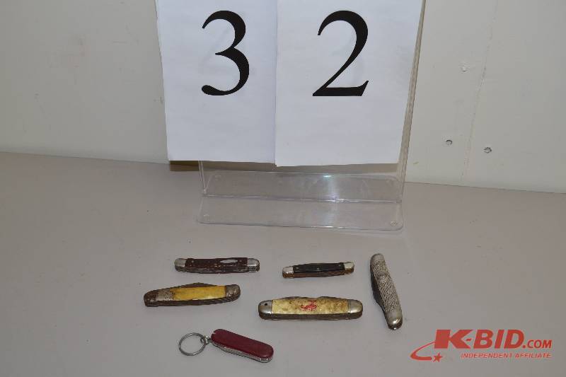 lot 32 image: Pocket knives