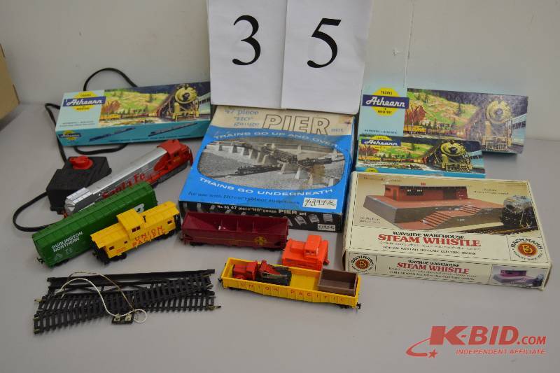 lot 35 image: Toy HO Gauge train and accessories
