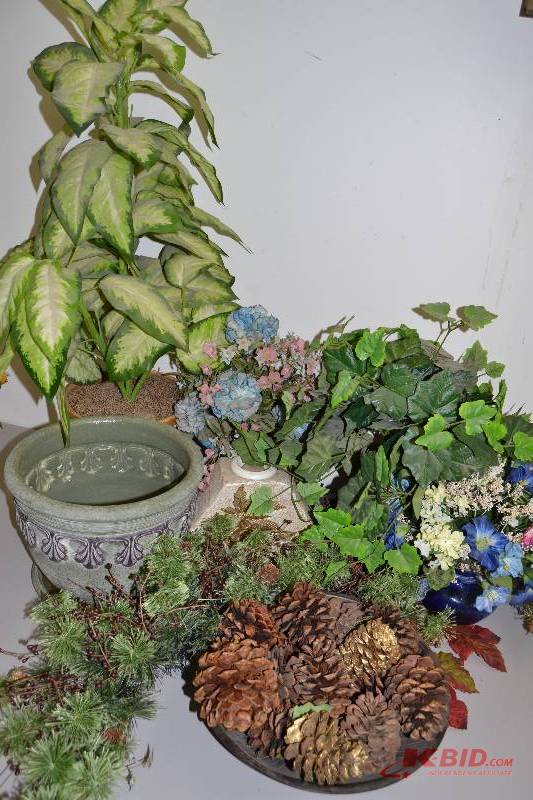 lot 46 image: Floral decore & Pine Cones