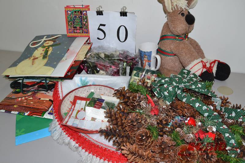 lot 50 image: Christmas decore