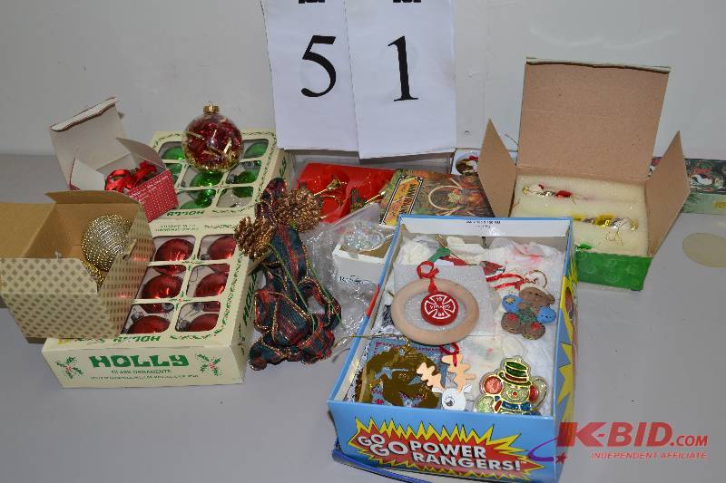 lot 51 image: Christmas decorations