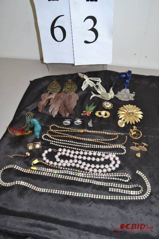 lot 63 image: Jewelry