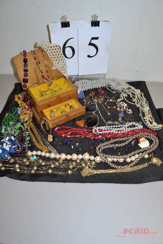 lot 65 image: Jewelry