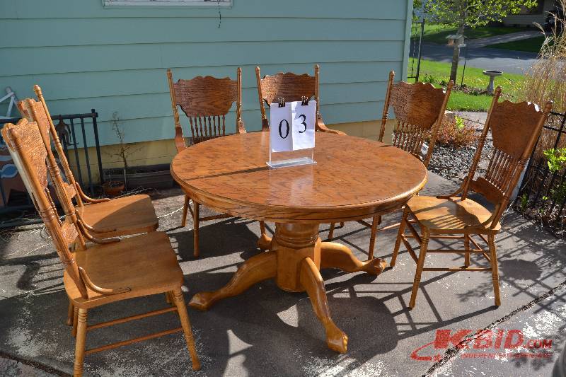 lot 3 image: Round table with chairs