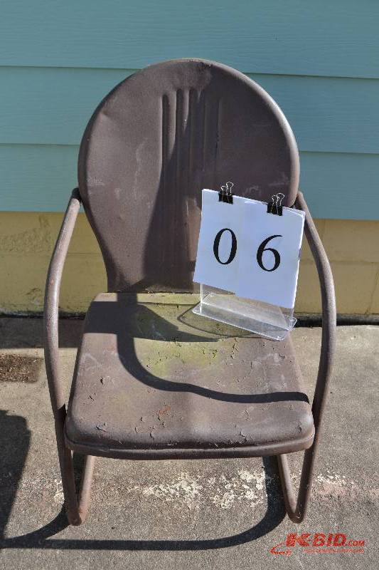 lot 6 image: Lawn chair