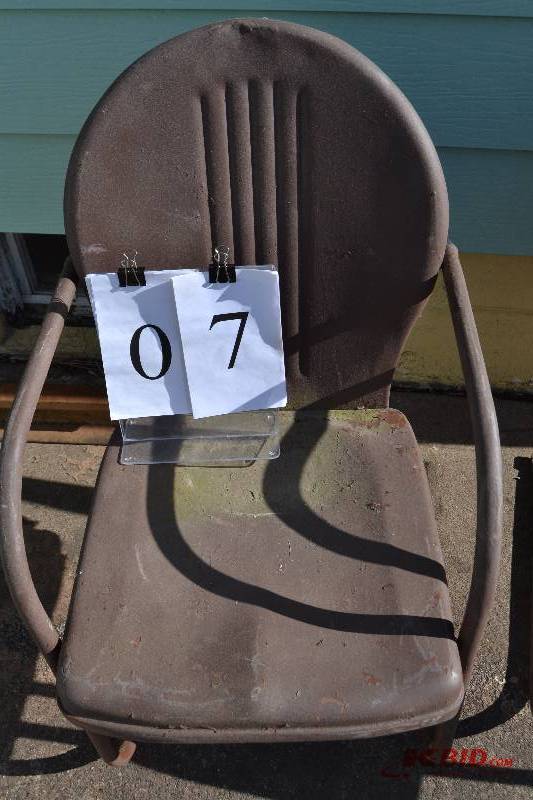 lot 7 image: Lawn chair