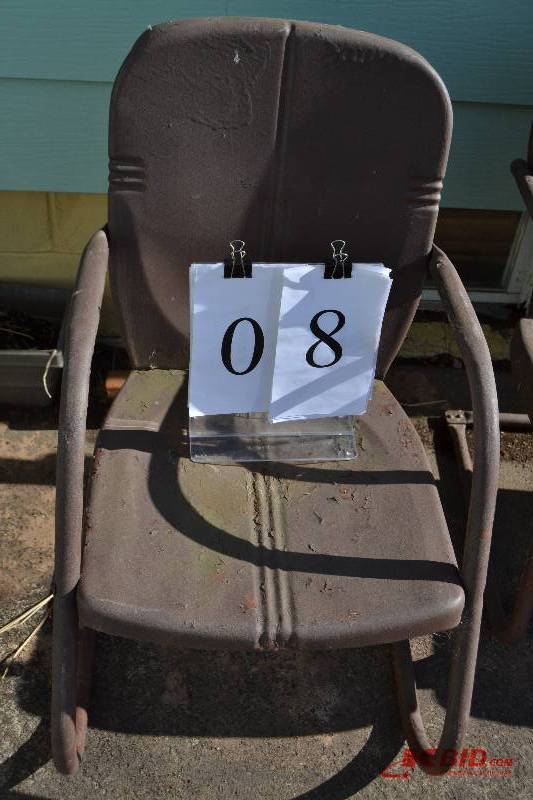 lot 8 image: Lawn chair