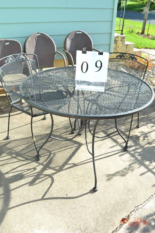 lot 9 image: Patio set