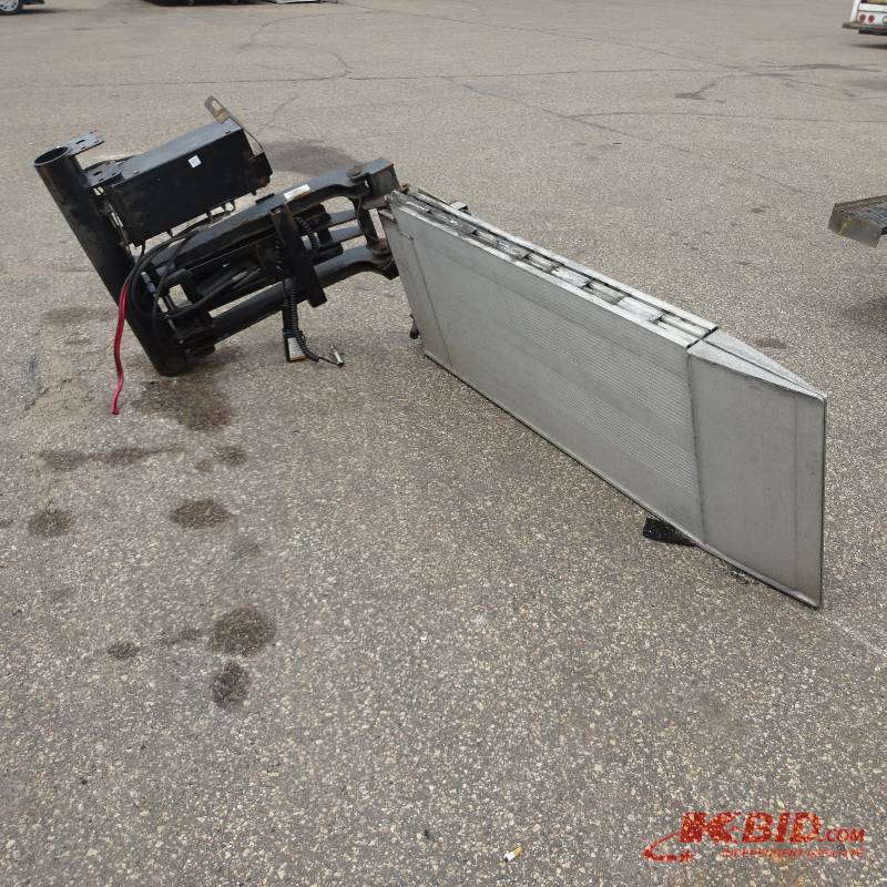 Hydraulic aluminum ramp.