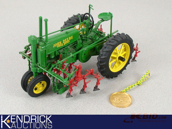 lot 1 image: Die Cast Ertl John Deer Model A Tractor