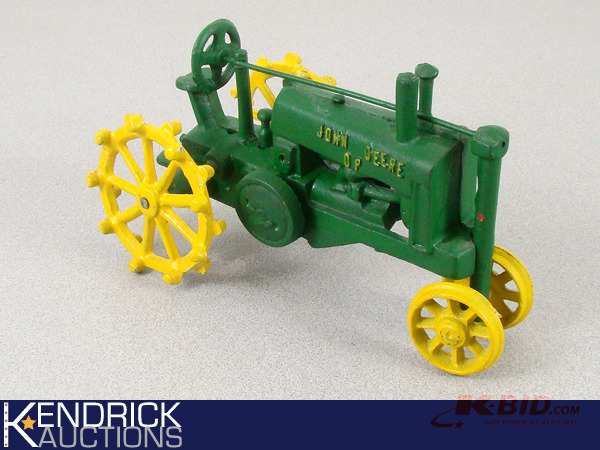 lot 2 image: Cast Iron John Deere Tractor