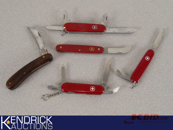 lot 12 image: 5 Swiss Army Knives