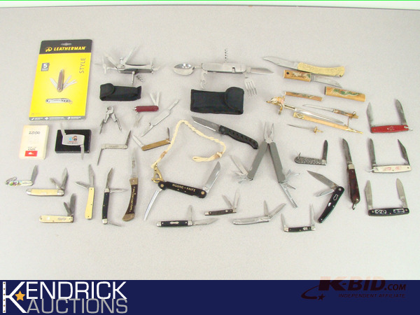 lot 15 image: Large Lot of Various Collectible Knives