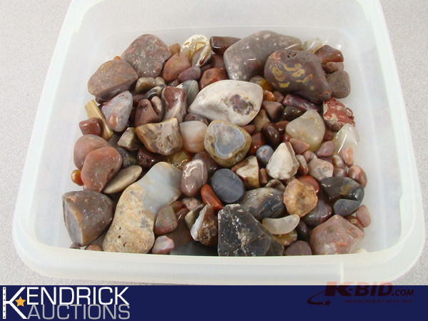 lot 39 image: Lot of Raw and Polished Agates