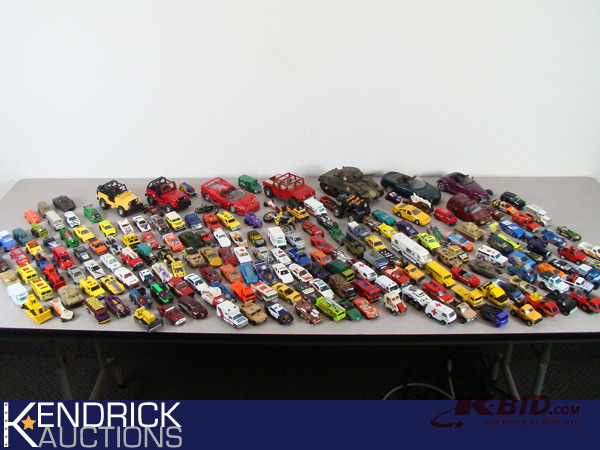 lot 79 image: HUGE Lot of Vintage Die Cast Cars