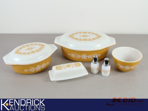 lot 81 image: Mint Condition Pyrex Set