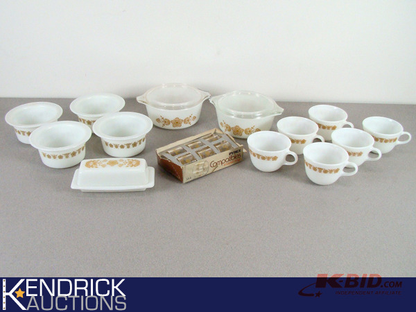 lot 86 image: Mint Condition Pyrex Set