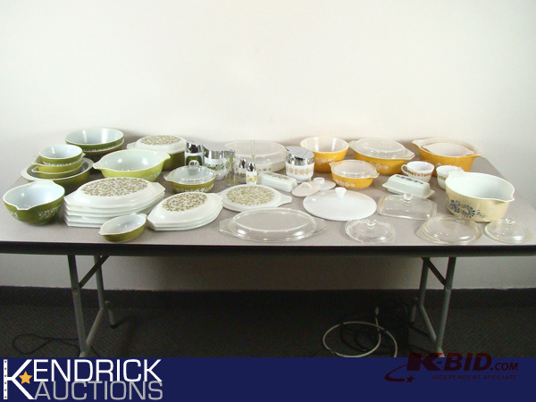 lot 90 image: HUGE LOT of Miscellaneous Mint Condition Pyrex Pieces