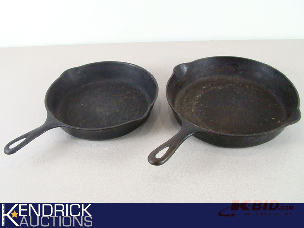 lot 91 image: 2 Well Seasoned Griswold Cast Iron Pans