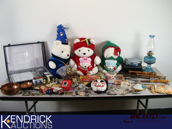 lot 98 image: Large Lot of Miscellaneous Collectibles