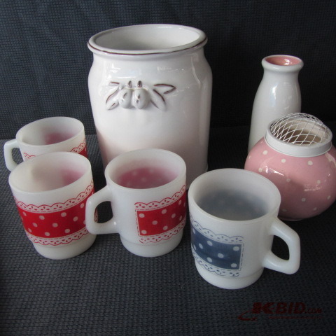 lot 33 image: Utensil Holder, Frog, Mugs