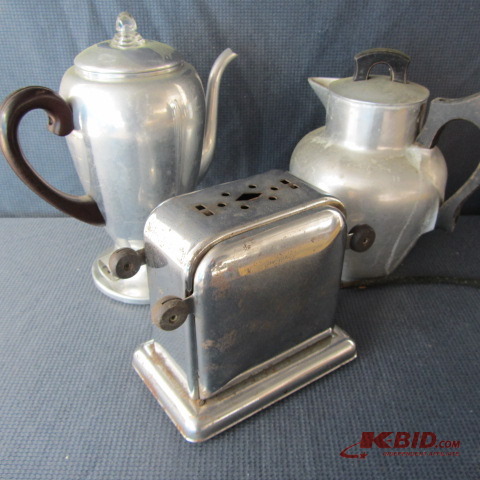 lot 43 image: Vintage Toaster, Percolator