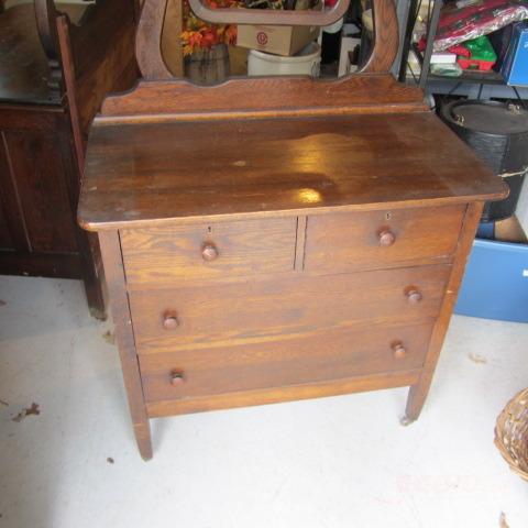 lot 3 image: Antique Dresser