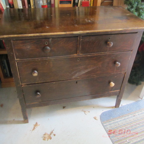 lot 4 image: Antique Dresser