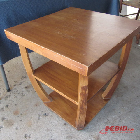 lot 11 image: Bow Leg Lamp Table