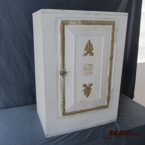 lot 13 image: Antique Tin Bread Box