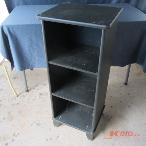 lot 17 image: Painted Shelf
